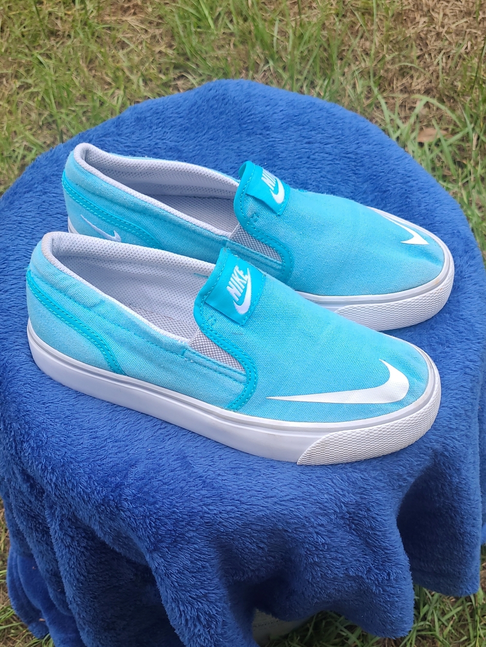 Nike Kids Slip-On Sneakers in Blue with White Swoosh Size 4y